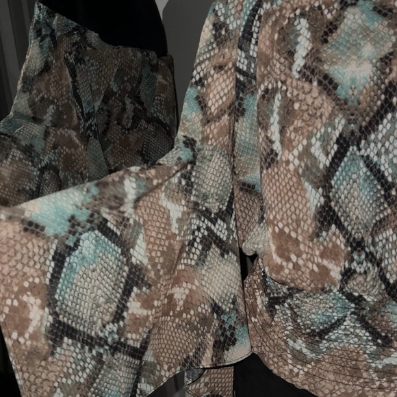 Chic Off-Shoulder Snake Print Blouse - Picture 3 of 4